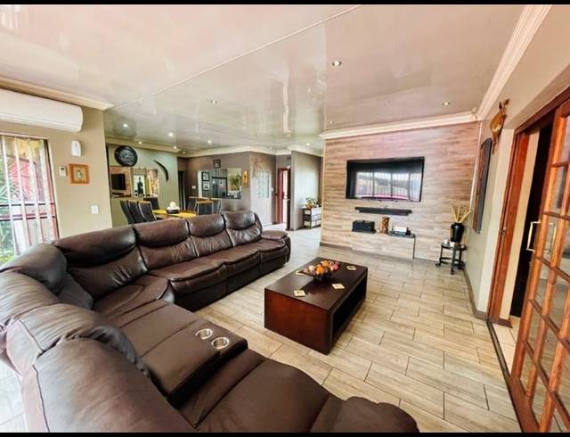 4 BEDROOM HOUSE FOR SALE IN BRACKENHURST